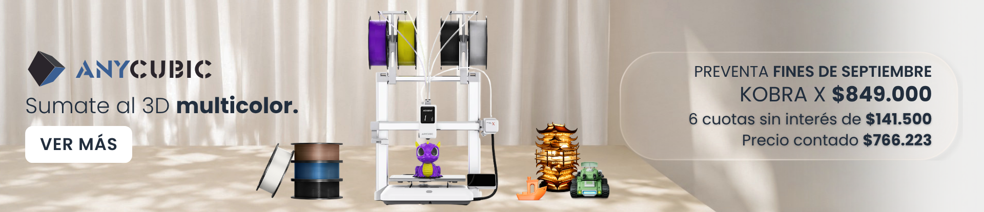 Anycubic 3D printer with multicolor filament spools and small toy figurines on a beige backdrop; includes a prominent 'Ver Más' button in a promo banner.